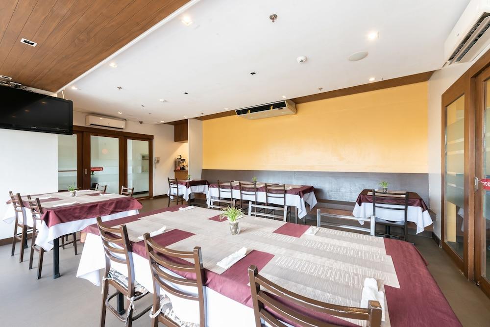 West Makati Hotel Makati City Dış mekan fotoğraf