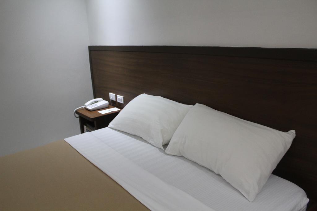 West Makati Hotel Makati City Oda fotoğraf