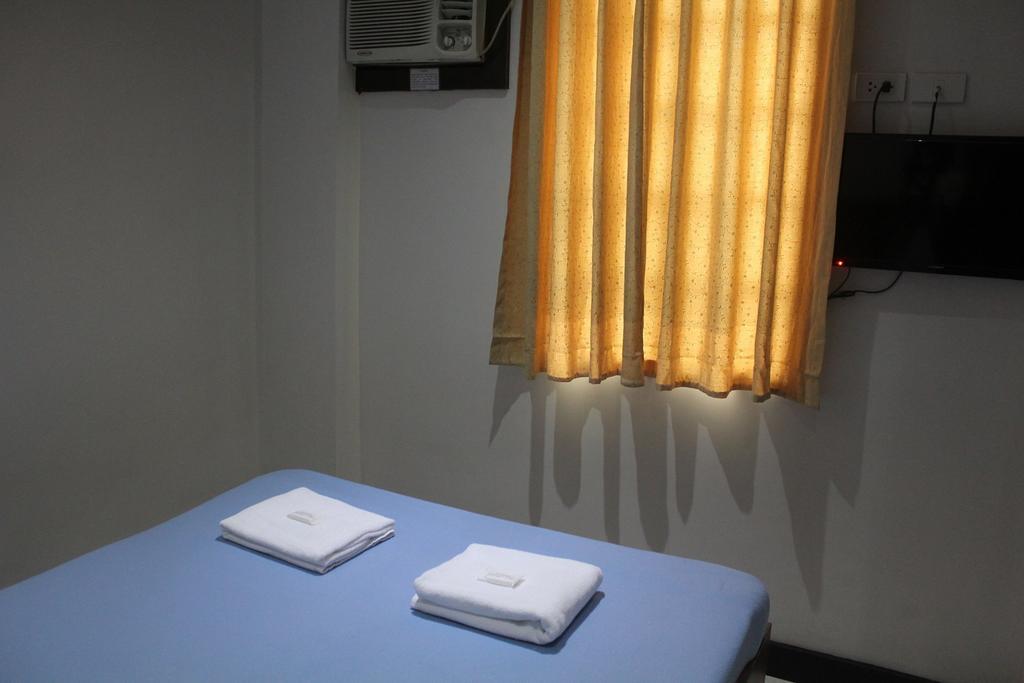 West Makati Hotel Makati City Oda fotoğraf