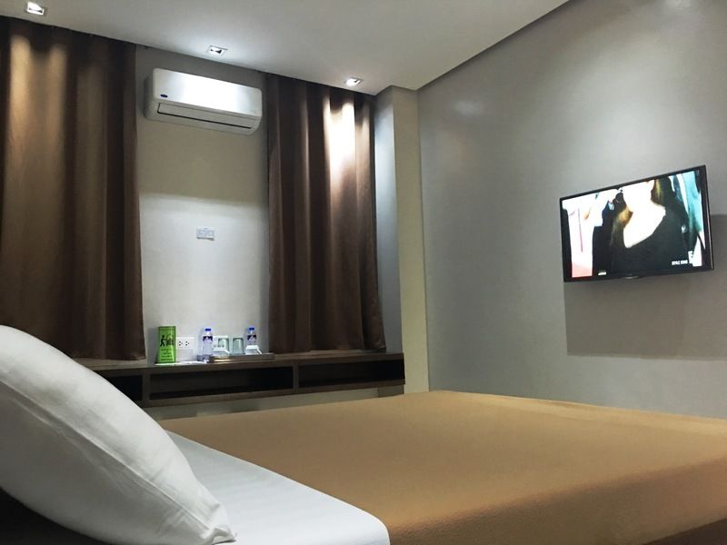 West Makati Hotel Makati City Dış mekan fotoğraf